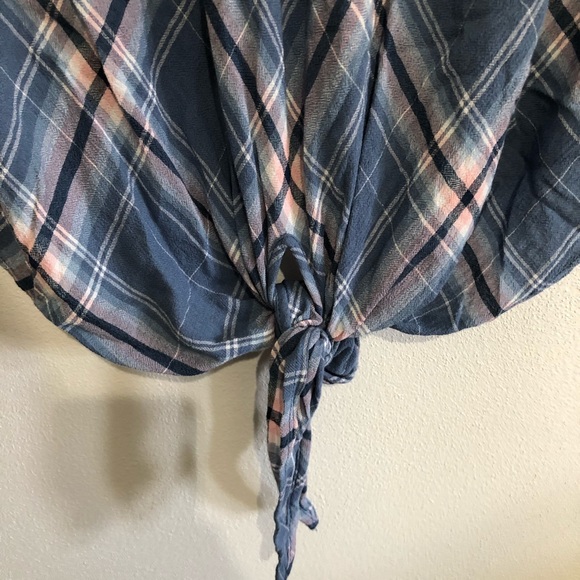Dex plaid top with the cutest details! - Picture 4 of 4